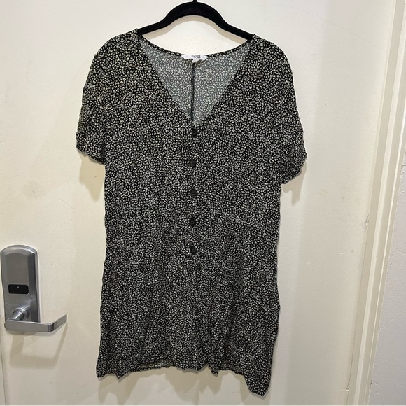 BB Dakota Steve Madden Black & Yellow Floral Button Up Short Sleeve Romper XL - Picture 1 of 11